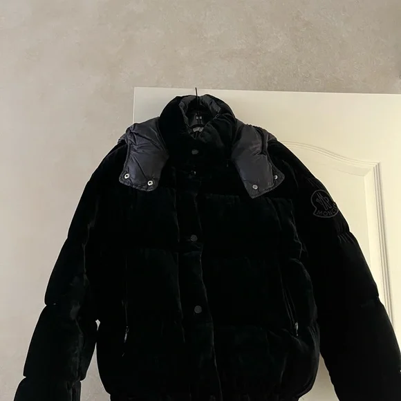 MONCLER
Black Down Velvet Daos Jacket - Picture 6 of 17